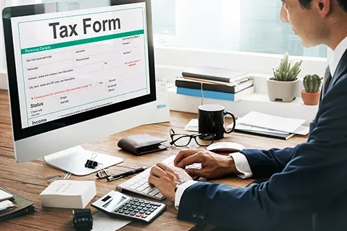 Persona completando su declaración de impuestos